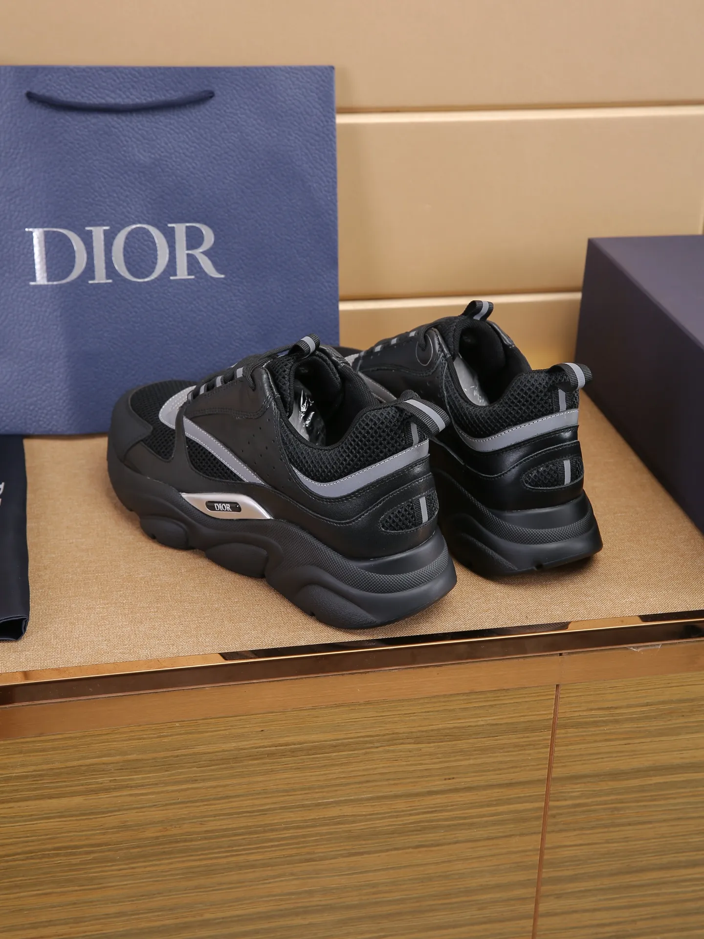 Factory price: 460💰Dior’s top version of D’s b22 men’s sports shoes. Inspired by retro running styles, the chunky low-top silhouette features gray calf leather and blue and white mesh fabric uppers, atop a black, white and blue engraved rubber sole. Nylon ribbon accents the blue mesh tongue and heel counter, and a "dio~" logo appears on the side. Pair it with a suit for a striking contrast and add a sportswear-chic edge to your look. The thick sole can be about 4cm~ Size: 38-45, [46, 47 customized]
